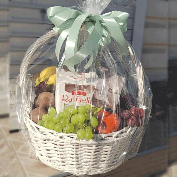 Корзина с фруктами 6 кг. и  Raffaello в Армянске