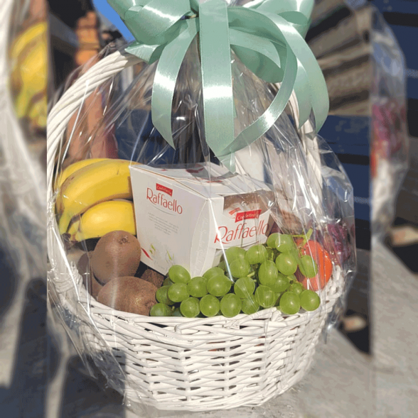 Корзина с фруктами 6 кг. и  Raffaello в Армянске