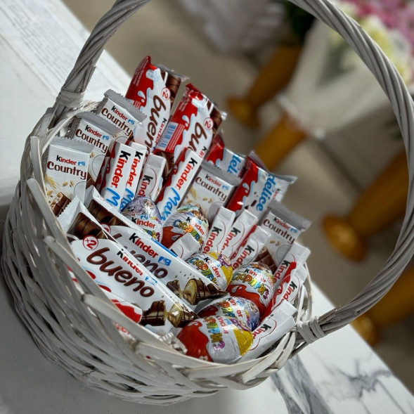 Корзина из сладостей Киндер в Армянске