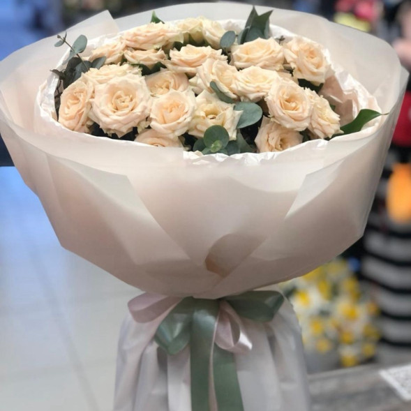 7 кремовых кустовых роз с эвкалиптом в Армянске