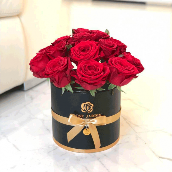 15 красных роз в шляпной коробке в Армянске