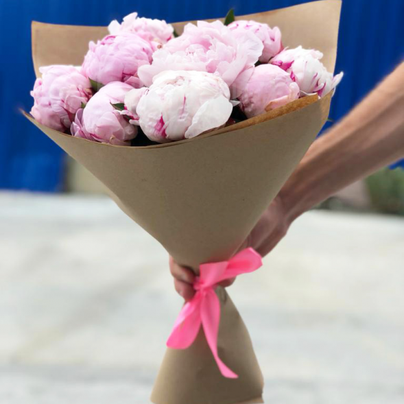 Букет 9 нежных пионов в крафте в Армянске