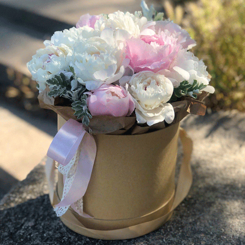 Пионы в шляпной коробке в Армянске