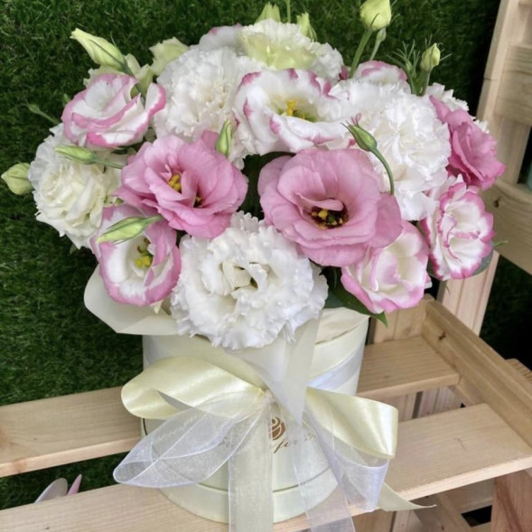 Коробочка с эустомами в Армянске