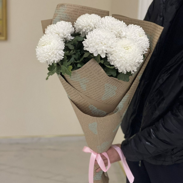 Букет 7 белых одноголовых хризантем в крафте в Армянске