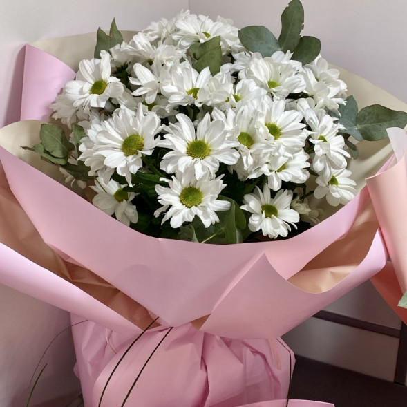 Букет  из 7 белых кустовых хризантем в упаковке в Армянске