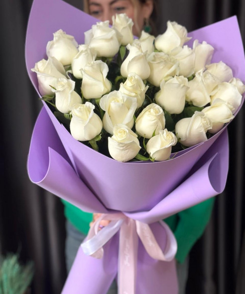 25 белых роз в упаковке Эквадор в Армянске