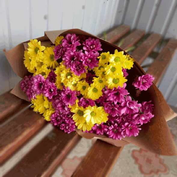 Букет 7 жёлтых и розовых хризантем микс в Армянске