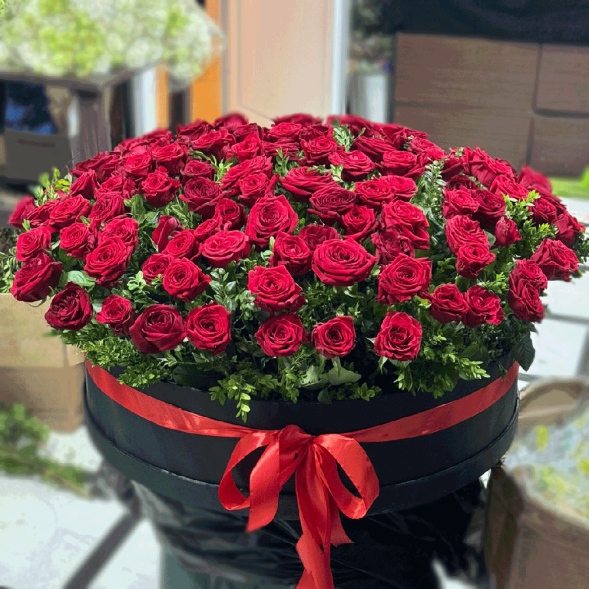 101 красная роза в шляпной коробке в Армянске