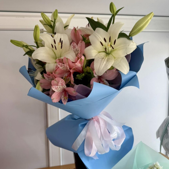 Букет из лилий и альстомерий в Армянске