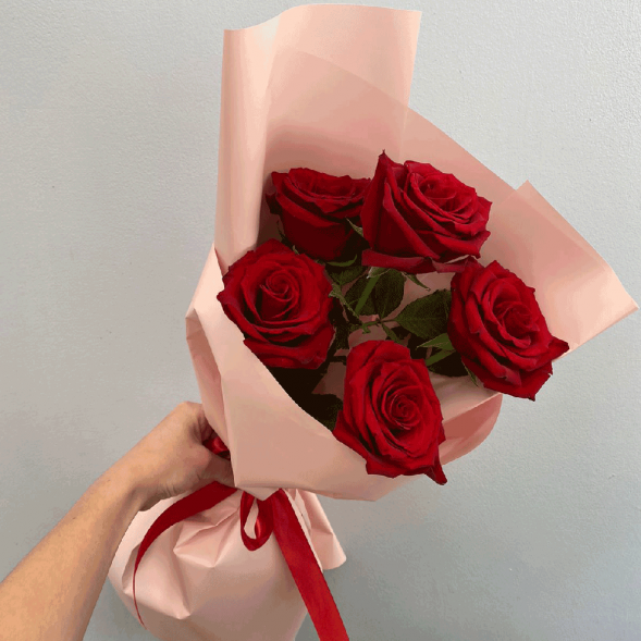 Стильный букет 5 красных роз в Армянске