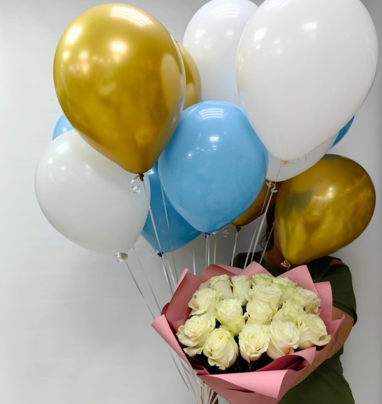 Букет 15 белых роз и 15 гелиевых шаров в Армянске