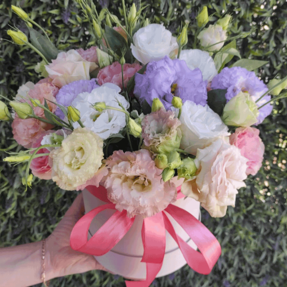 Нежный микс эустом в шляпной коробке в Армянске